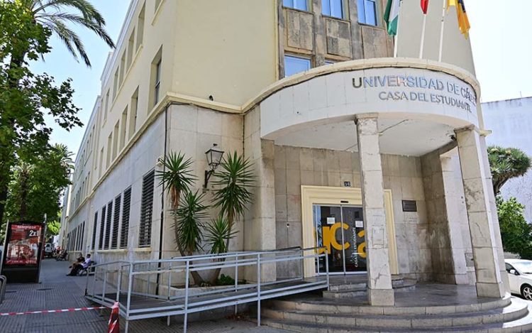 Entrada a la ya operativa Casa del Estudiante / FOTO: Eulogio García