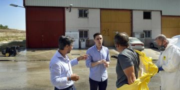 El concejal de Medio Ambiente charla con los operarios encargados de la limpieza / FOTO: Ayto.