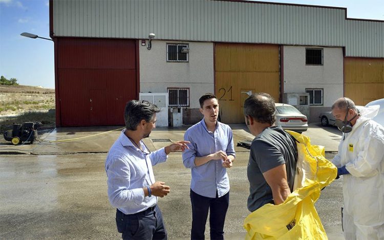 El concejal de Medio Ambiente charla con los operarios encargados de la limpieza / FOTO: Ayto.