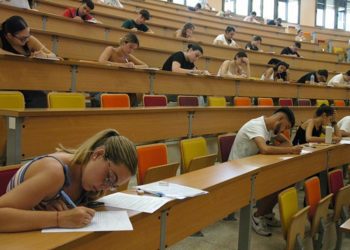 Concentrados durante uno de los exámenes / FOTO: UCA
