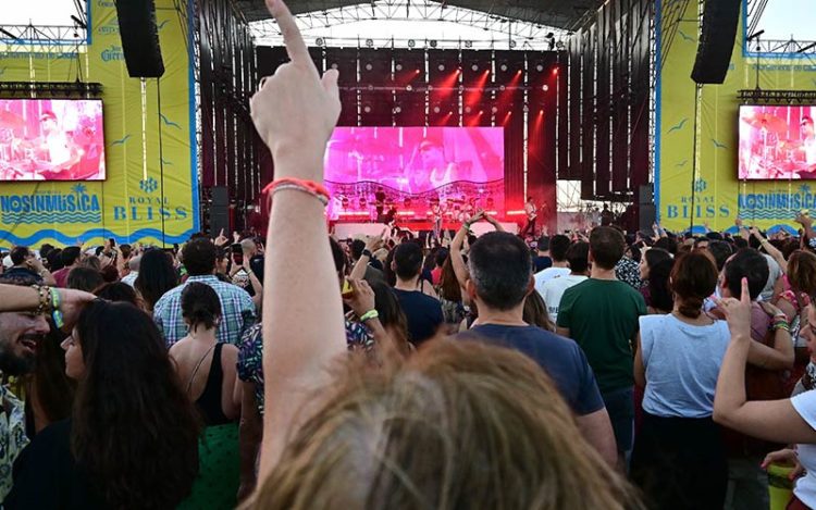 Disfrutando de uno de los conciertos del viernes / FOTO: Eulogio García