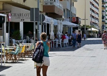 Zona hostelera en el paseo marítimo de Cádiz / FOTO: Eulogio García