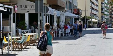 Zona hostelera en el paseo marítimo de Cádiz / FOTO: Eulogio García