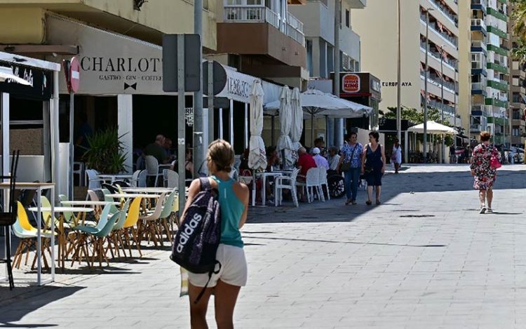 Zona hostelera en el paseo marítimo de Cádiz / FOTO: Eulogio García