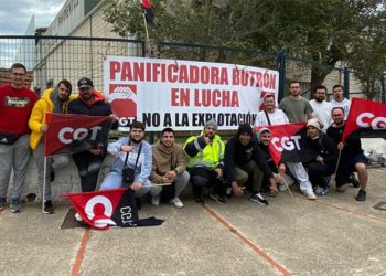 Parte de los trabajadores en lucha / FOTO: CGT