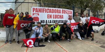 Parte de los trabajadores en lucha / FOTO: CGT