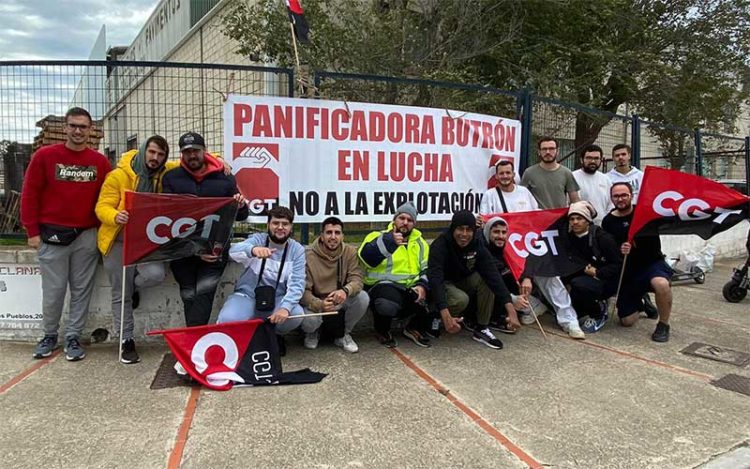 Parte de los trabajadores en lucha / FOTO: CGT