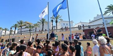Un grupo de niños animando el acto de izado en La Caleta / FOTO: Eulogio García