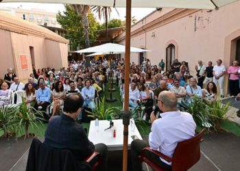 Lleno en el acto inaugural con Javier Cercas / FOTO: Eulogio García