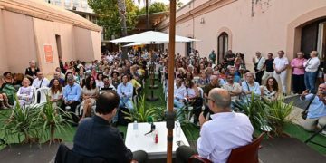 Lleno en el acto inaugural con Javier Cercas / FOTO: Eulogio García