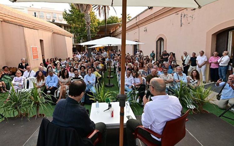 Lleno en el acto inaugural con Javier Cercas / FOTO: Eulogio García