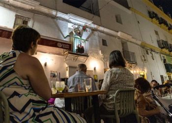 Alba Bazán actuando desde un balcón de la calle Las Cortes / FOTO: Ayto.