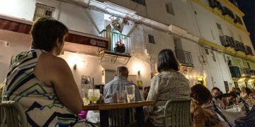 Alba Bazán actuando desde un balcón de la calle Las Cortes / FOTO: Ayto.