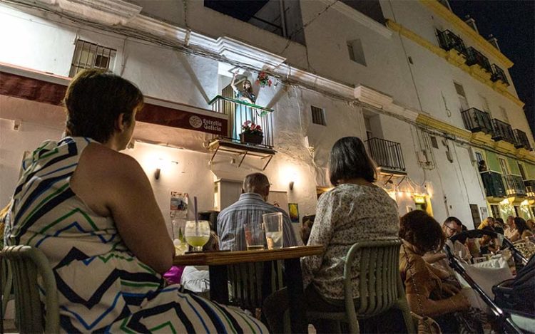 Alba Bazán actuando desde un balcón de la calle Las Cortes / FOTO: Ayto.