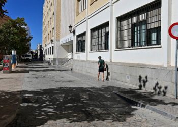 La señal que prohíbe el tráfico en Fragela permanece / FOTO: Eulogio García