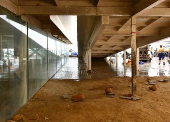 Operarios de limpieza retiraban enseres de Entrecatedrales, hace un año / FOTO: Eulogio García