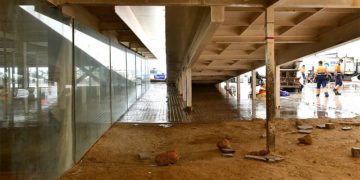 Operarios de limpieza retiraban enseres de Entrecatedrales, hace un año / FOTO: Eulogio García