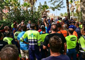 Una asamblea de operarios de contratas tras marchar por Cádiz / FOTO: Eulogio García