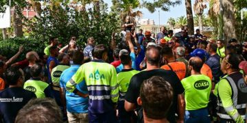 Una asamblea de operarios de contratas tras marchar por Cádiz / FOTO: Eulogio García