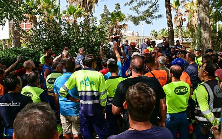 Una asamblea de operarios de contratas tras marchar por Cádiz / FOTO: Eulogio García