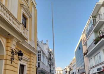 El mástil a las puertas del Ayuntamiento amanecía el lunes sin bandera / FOTO: Ayto.