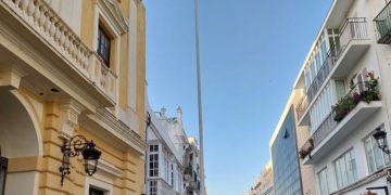 El mástil a las puertas del Ayuntamiento amanecía el lunes sin bandera / FOTO: Ayto.