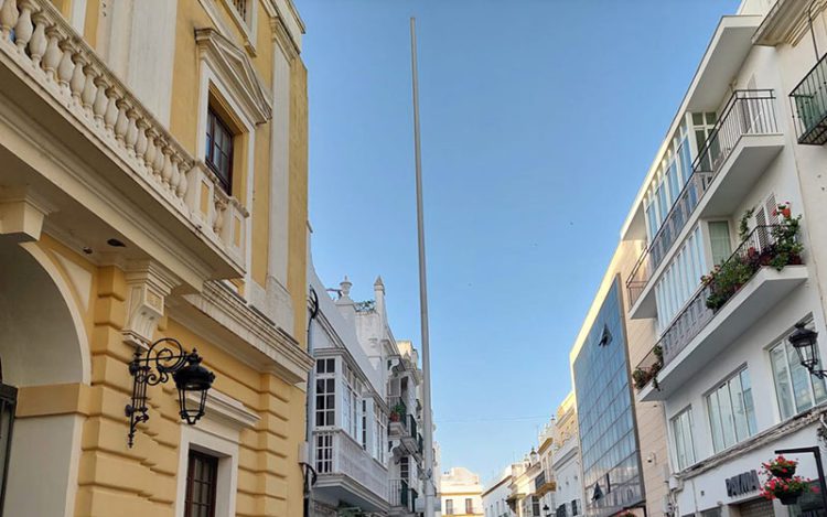 El mástil a las puertas del Ayuntamiento amanecía el lunes sin bandera / FOTO: Ayto.