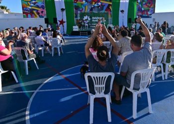 Arrancando el mitin en el CEIP Santa Teresa / FOTO: Eulogio García