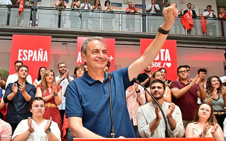 El expresidente socialista en un momento de euforia / FOTO: Eulogio García