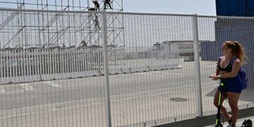 Montando el escenario del concierto de este fin de semana / FOTO: Eulogio García