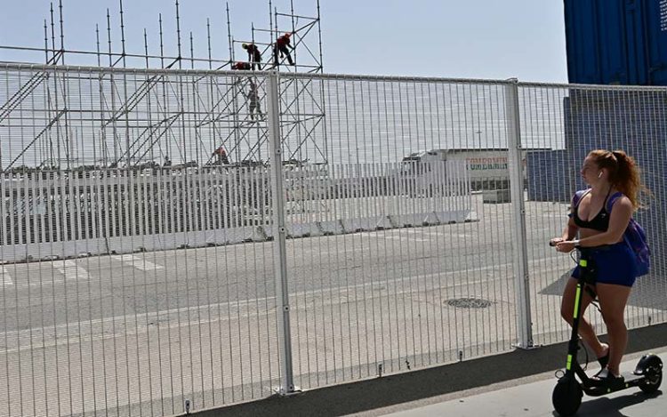 Montando el escenario del concierto de este fin de semana / FOTO: Eulogio García