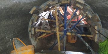 Se trabaja para rellenar la oquedad con lechada de cemento inyectado / FOTO: Aguas de Cádiz