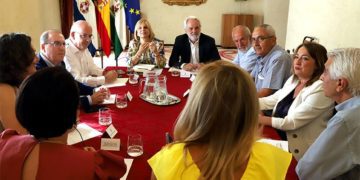 Presidiendo la Mesa de Diálogo Social / FOTO: Ayto.
