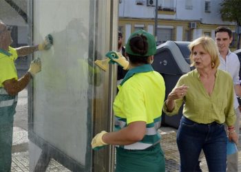 La alcaldesa popular supervisando los refuerzos de limpieza / FOTO: Ayto.