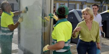 La alcaldesa popular supervisando los refuerzos de limpieza / FOTO: Ayto.