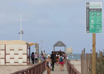 Una de las señales colocada en los accesos a la playa / FOTO: Ayto.