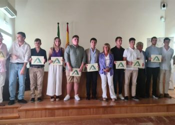 Foto de familia tras la entrega de diplomas / FOTO: Junta