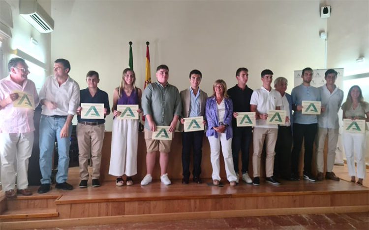 Foto de familia tras la entrega de diplomas / FOTO: Junta