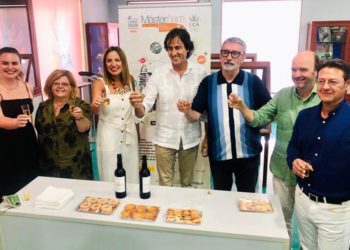 Brindando por el éxito del nuevo curso / FOTO: UCA