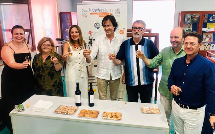 Brindando por el éxito del nuevo curso / FOTO: UCA