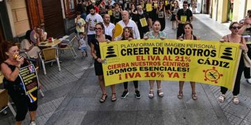 La marcha de negro por la céntrica calle Ancha / FOTO: Eulogio García