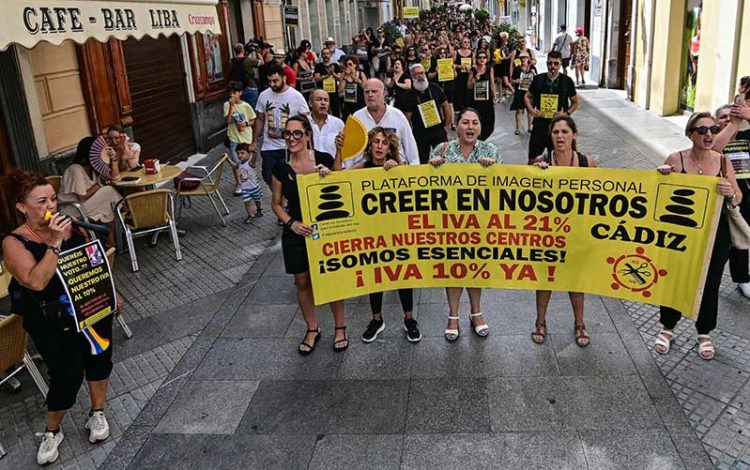 La marcha de negro por la céntrica calle Ancha / FOTO: Eulogio García