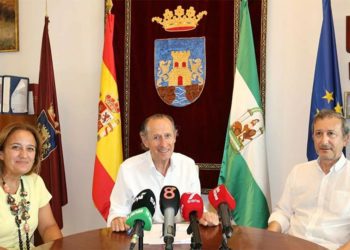 Román ofrece detalles del proyecto junto a los ediles de Playas y Urbanismo / FOTO: Ayto.