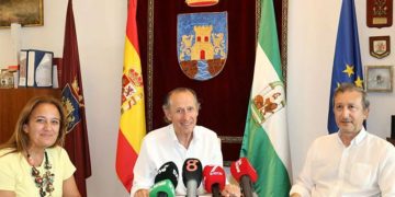 Román ofrece detalles del proyecto junto a los ediles de Playas y Urbanismo / FOTO: Ayto.