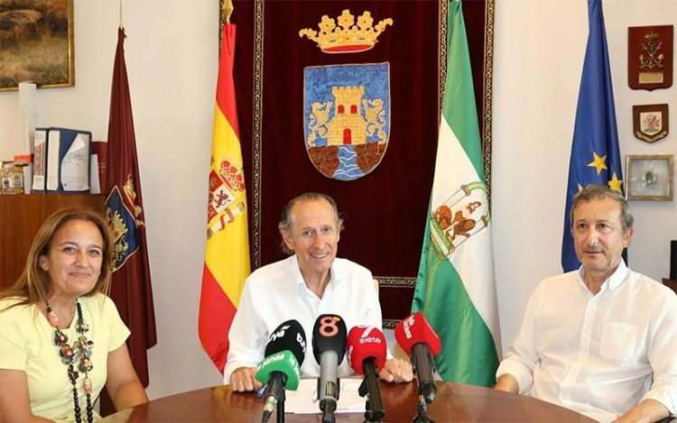 Román ofrece detalles del proyecto junto a los ediles de Playas y Urbanismo / FOTO: Ayto.