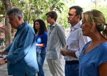 Un momento de la convocatoria de prensa celebrada en la plaza Mina / FOTO: Eulogio García