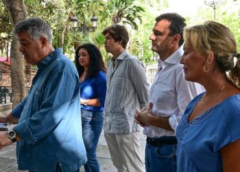 Un momento de la convocatoria de prensa celebrada en la plaza Mina / FOTO: Eulogio García