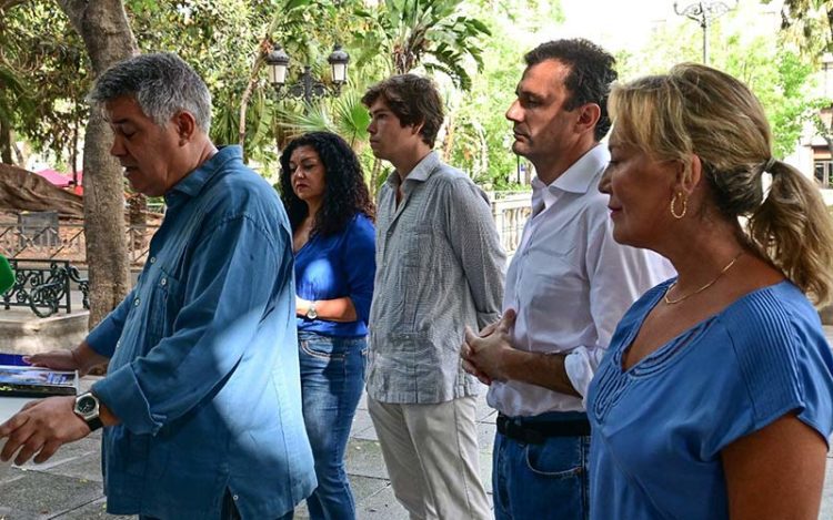 Un momento de la convocatoria de prensa celebrada en la plaza Mina / FOTO: Eulogio García