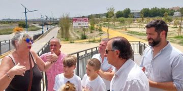 Román y Palmero charlan con vecinos durante la visita al parque / FOTO: Ayto.
