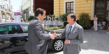 Recibiendo al consejero a las puertas del Consistorio / FOTO: Ayto.